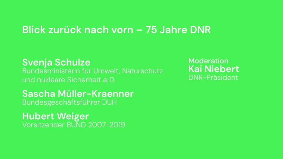 Slide mit Ankündigung der Besetzung des Podiums "Blick zurück nach vorn - 75 Jahre DNR": Svenja SChulze, Sascha Müller-Kraenner und Hubert Weiger
